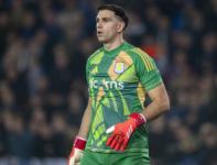 manchester-united-are-in-talks-over-signing-a-new-goalkeeper-with-emi-martinez-re-emerging-as-an-option-alongside-senne-lammens Image