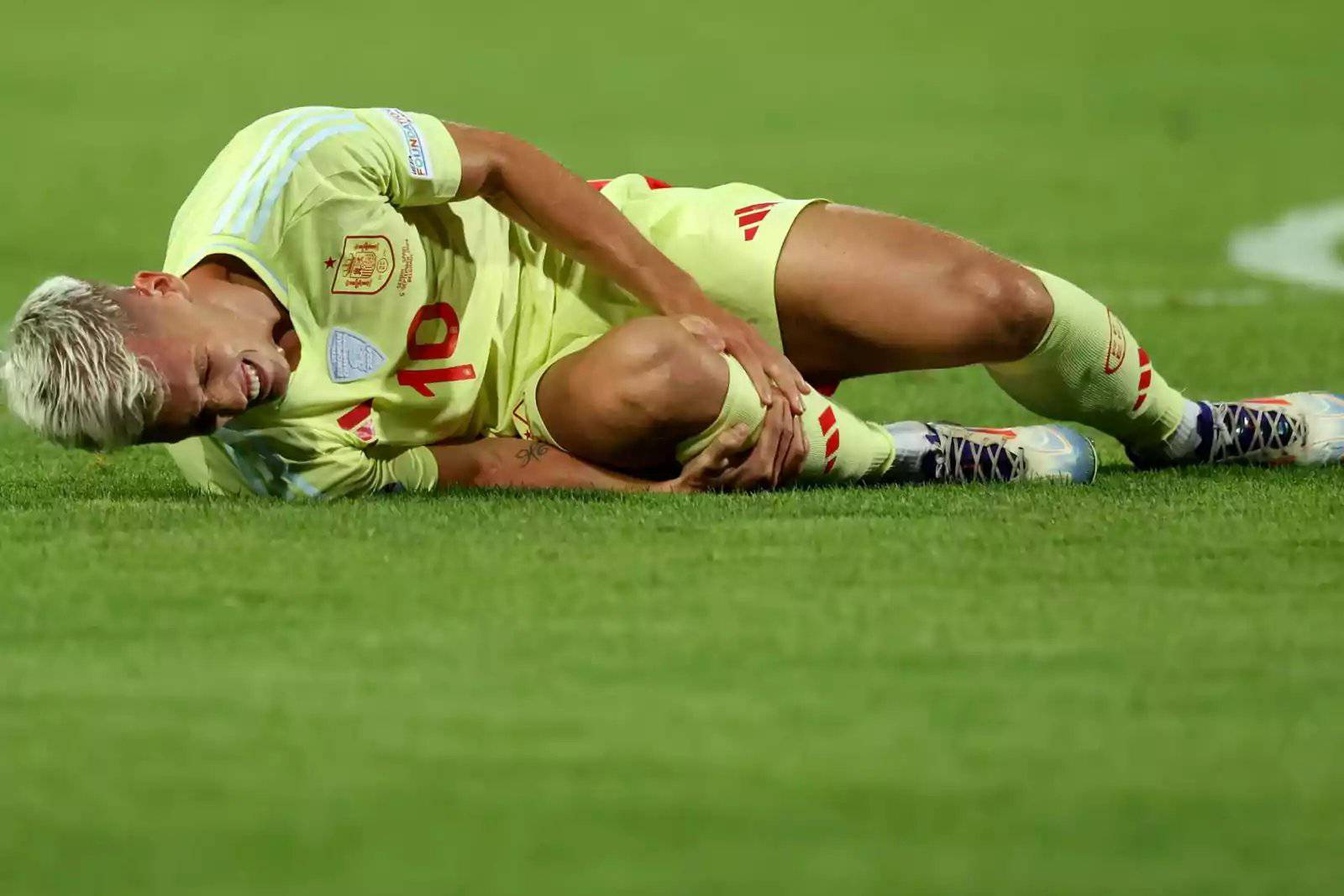 dani-olmo-faces-weeks-on-the-sidelines-after-injury Image