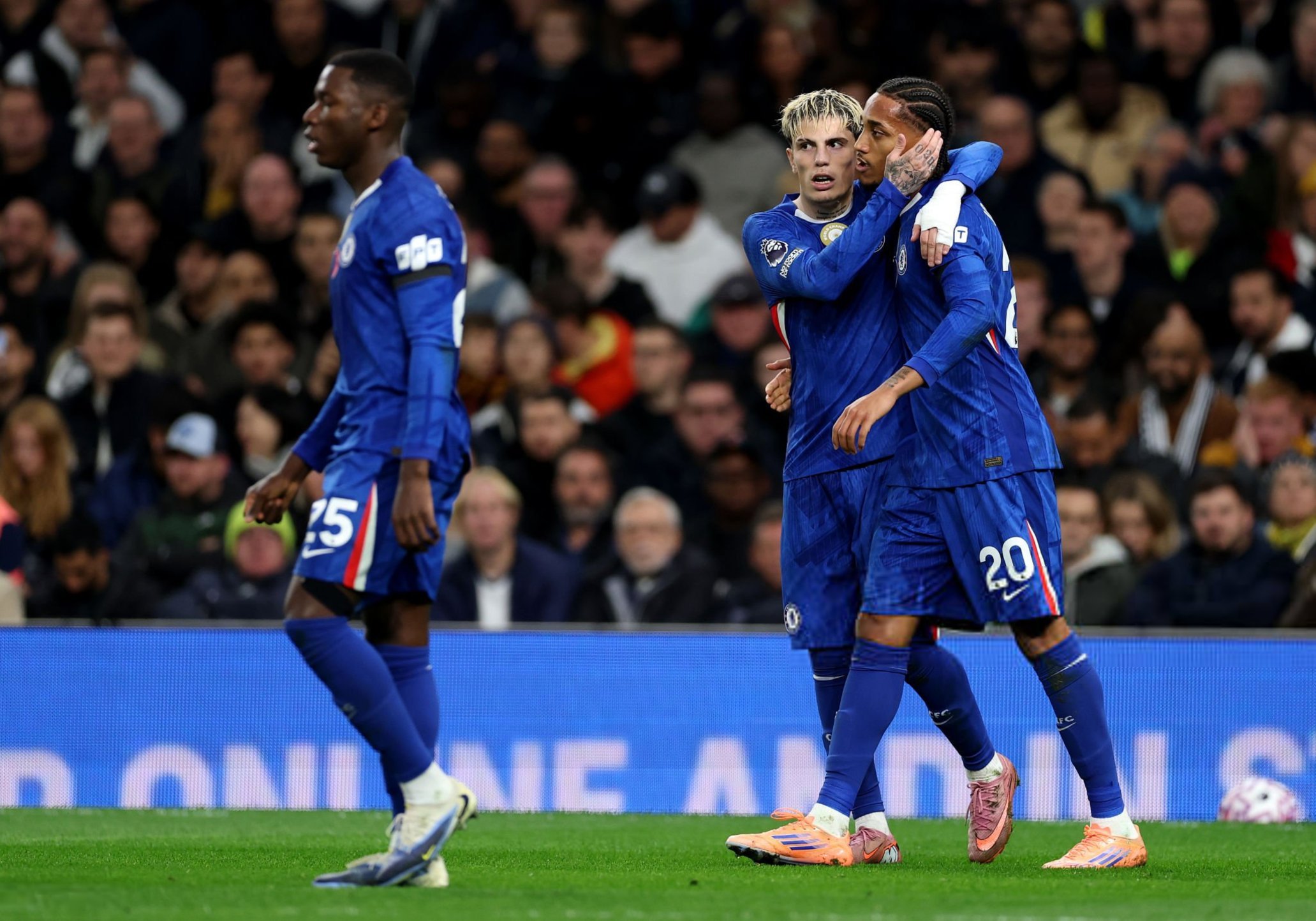 chelsea-edge-spurs-in-tight-london-derby-as-arsenal-extend-lead-at-the-top Image
