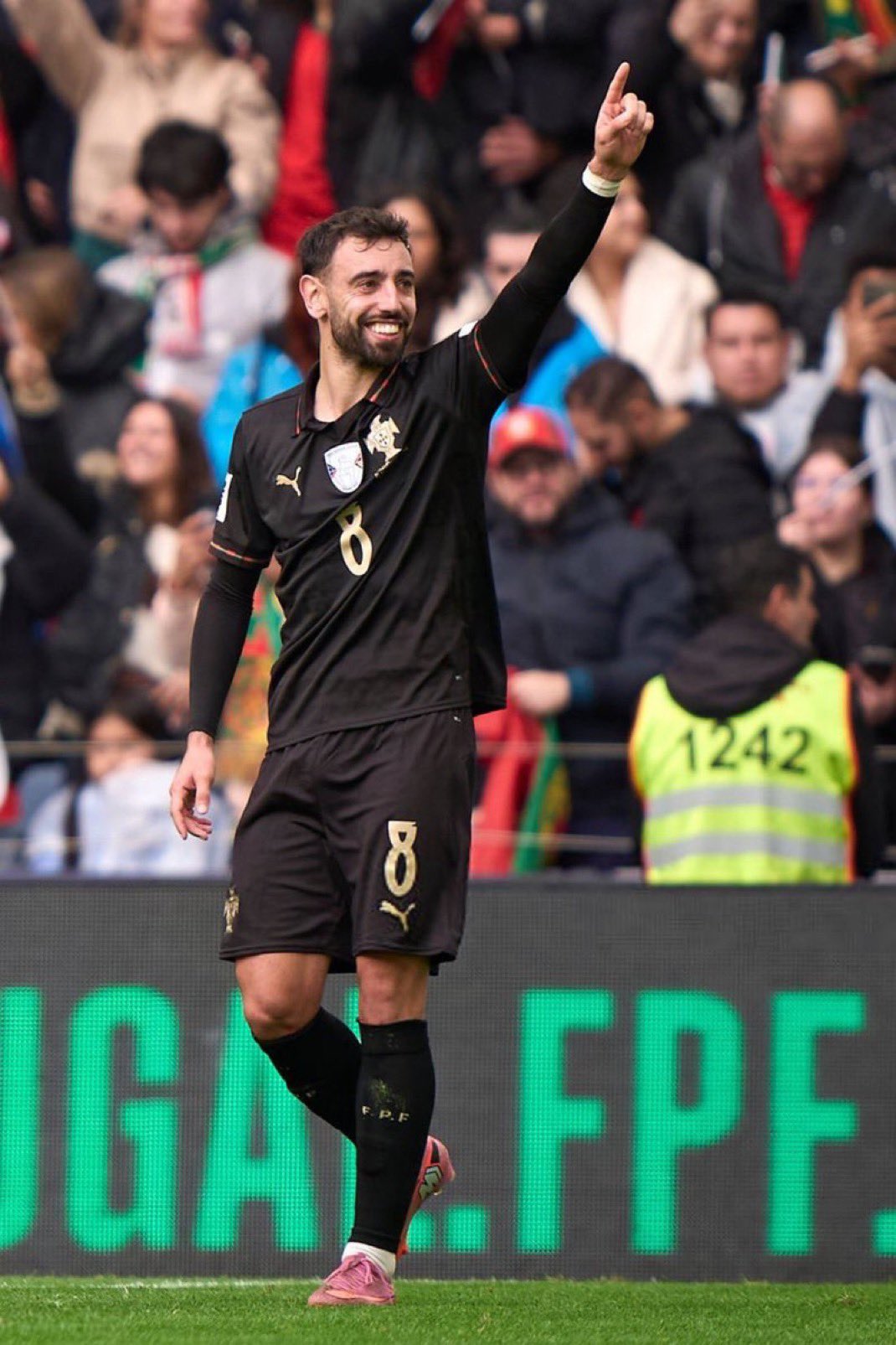 portugal-crush-armenia-9-1-to-secure-2026-world-cup-qualifications Image