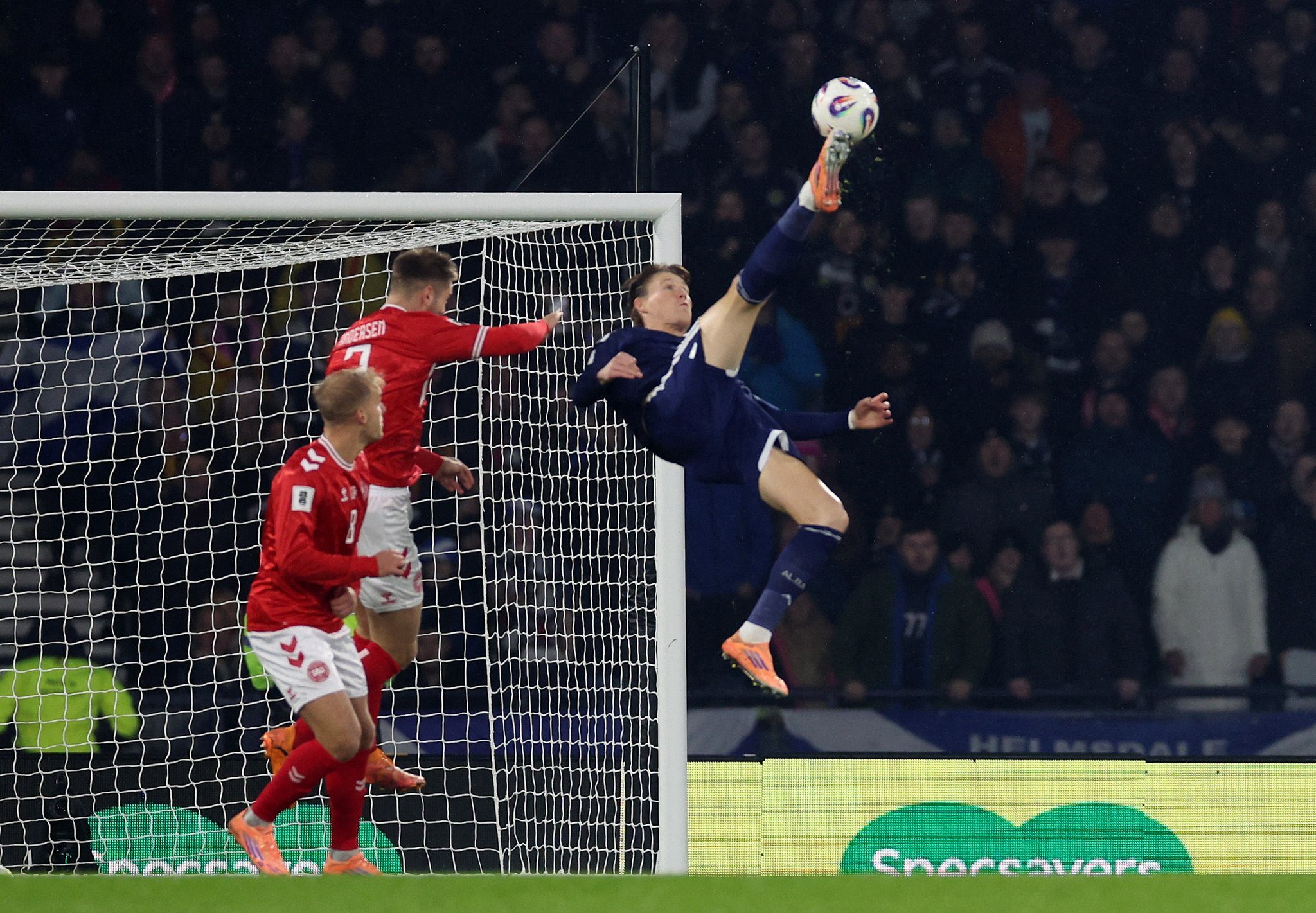 scott-mctominay-sets-new-record-with-stunning-bicycle-kick Image