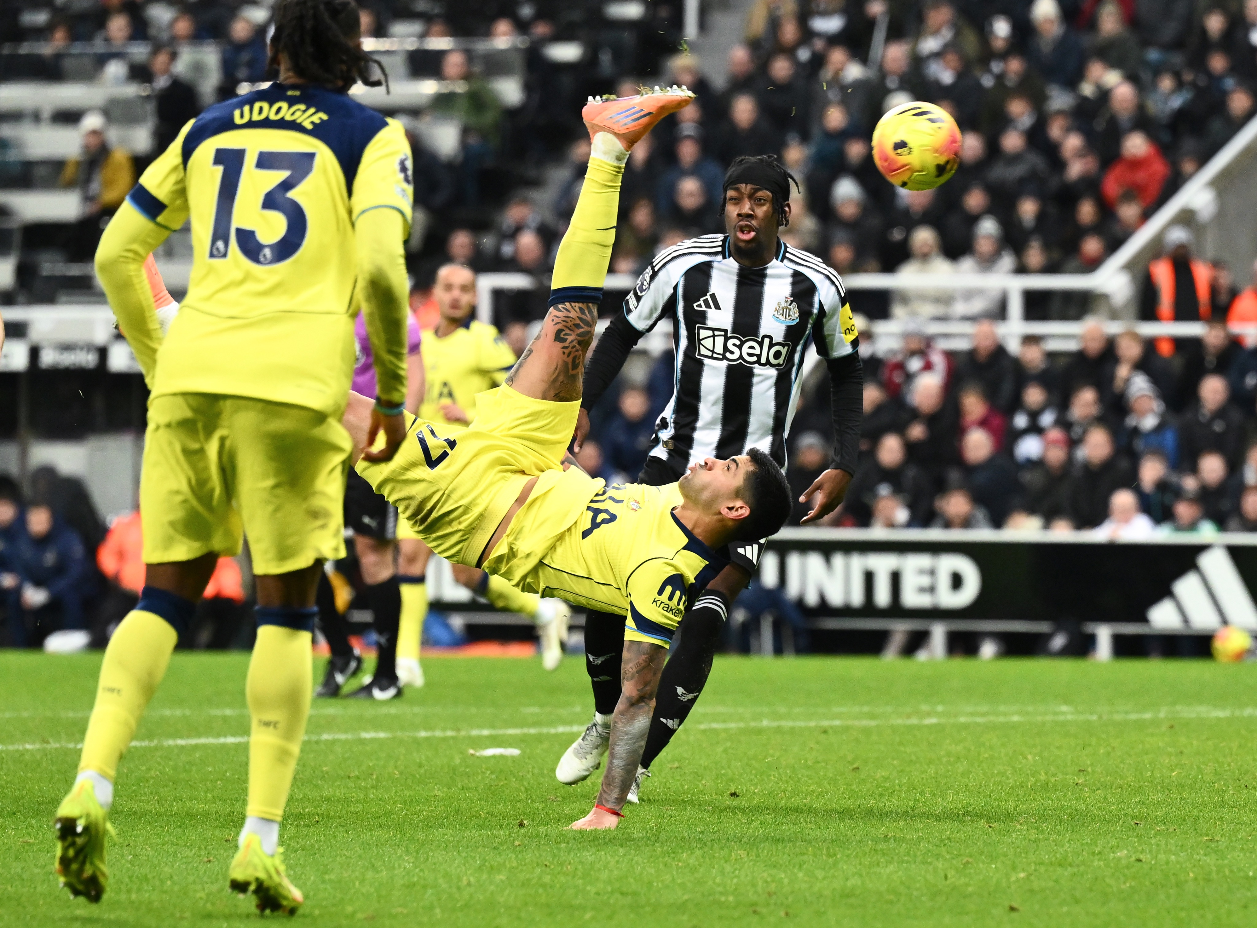 newcastle-and-tottenham-share-points-in-dramatic-2-2-draw Image