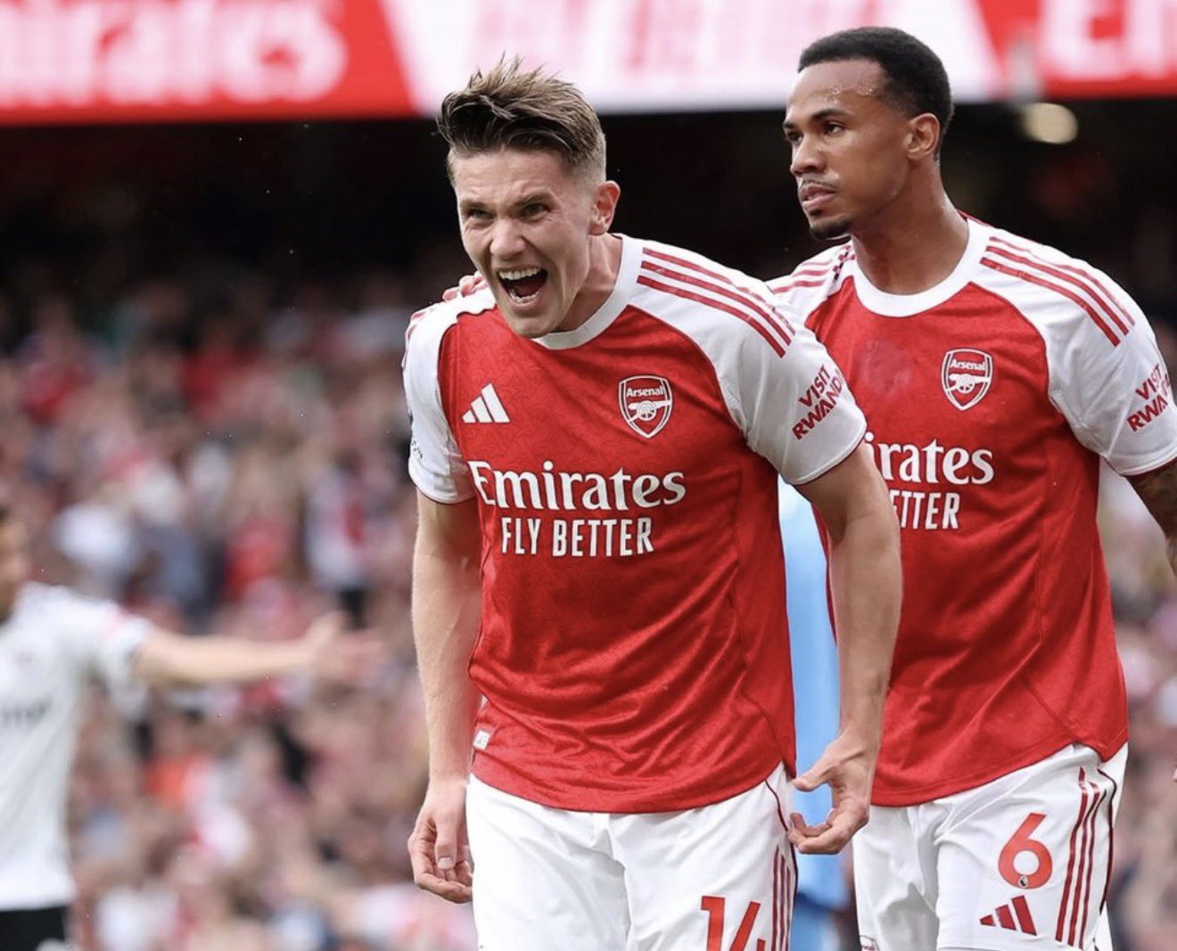 arsenal-cruise-past-fulham-3-0-to-keep-title-dream-alive Image