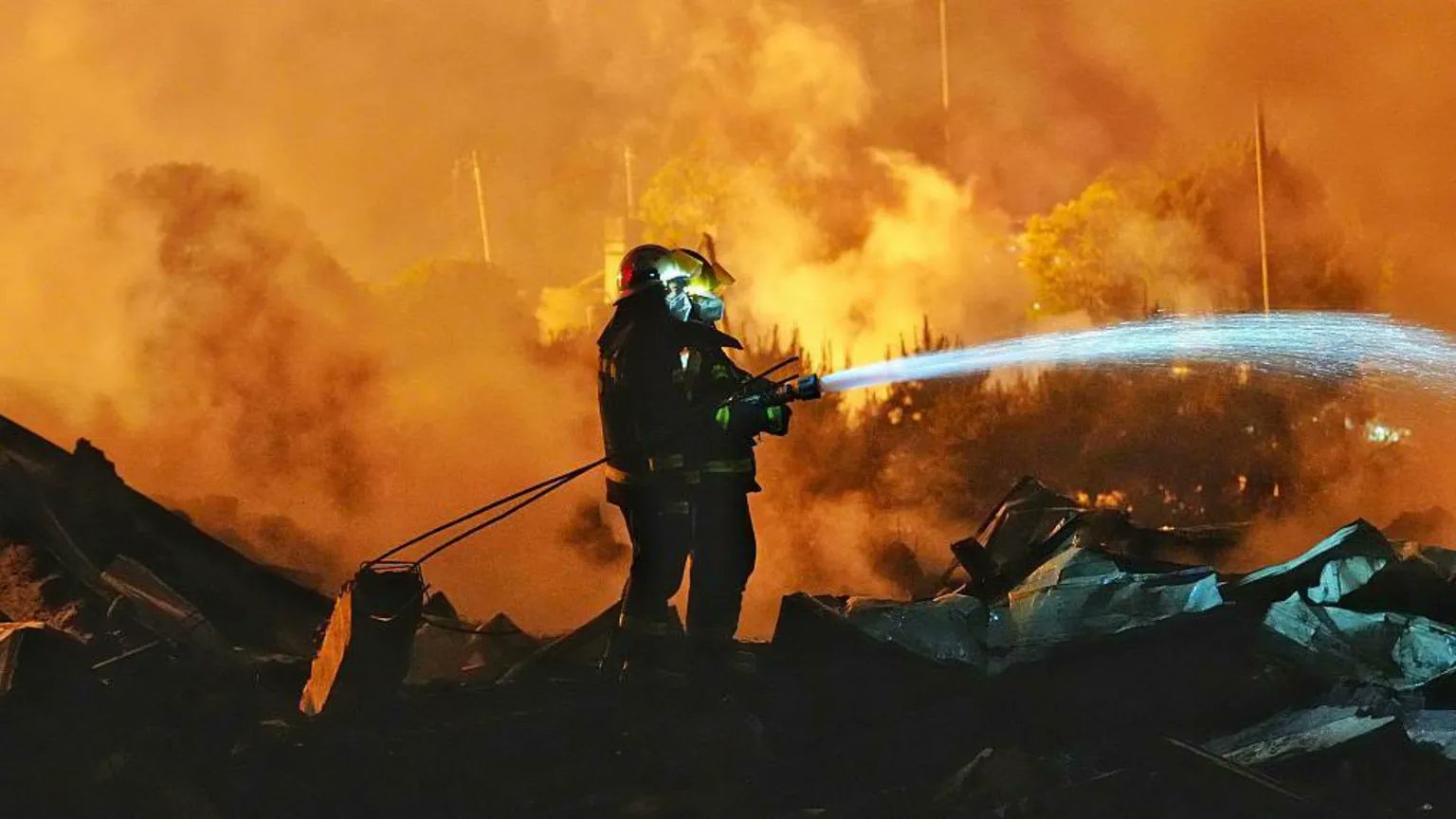 deadly-blast-at-liuyang-fireworks-plant-kills-21-injures-61 Image