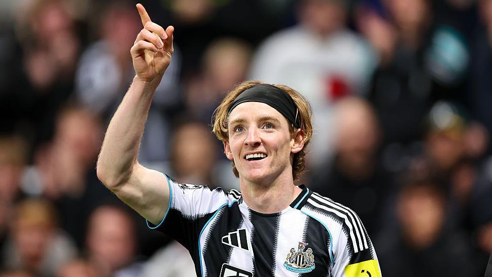 barcelona-in-direct-talks-with-newcastle-over-anthony-gordon-transfer Image