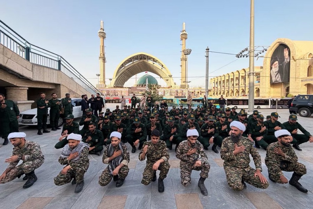 iran-mourns-as-thousands-gather-in-tehran-ahead-of-ayatollah-khameneis-state-funeral Image