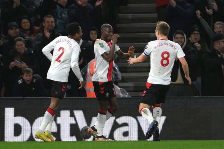 Southampton stun City to reach League Cup semis, Henderson denies Wolves
